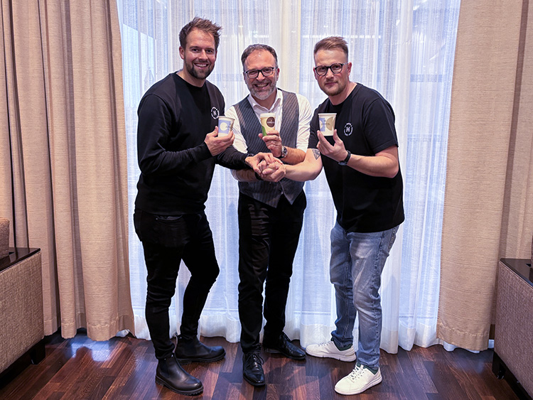 Nach den jüngsten Wachstumsschritten in Deutschland und Slowenien investiert die Café+Co-Gruppe nun auch im Premiumsegment des tschechischen Marktes. Über die künftige Zusammenarbeit freuen sich (v.l.) Dominik Prochazka (Mia Coffee), Fritz Kaltenegger (Café+Co) und Michal Novák (Mia Coffee). Foto: Café+Co
