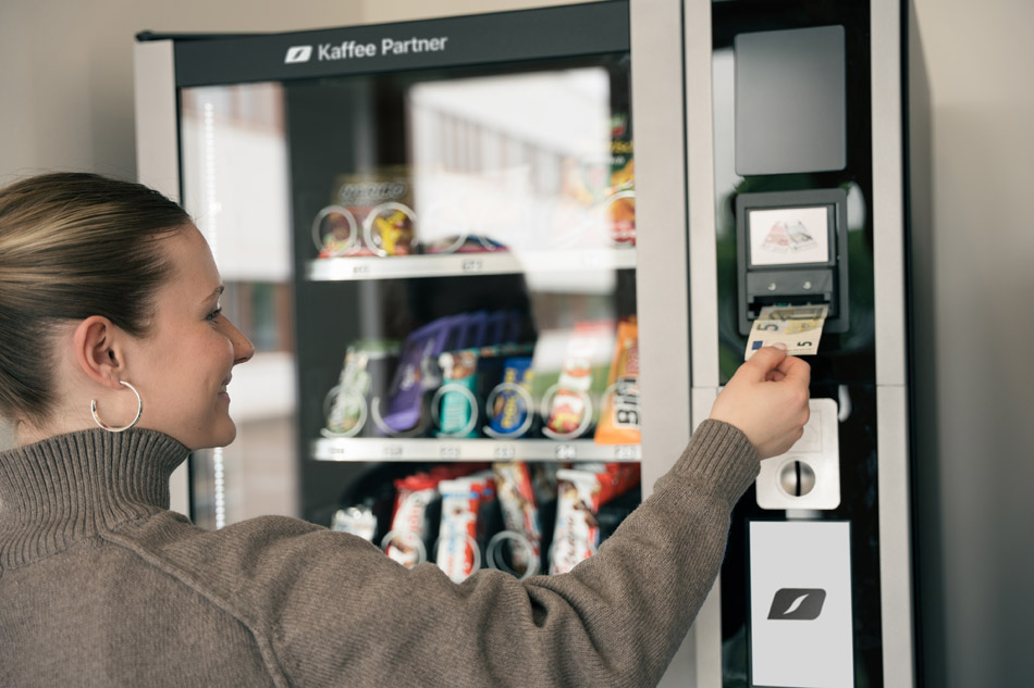 Der Indoor-Snackautomat „Snack Amico“ ergänzt seit diesem Jahr das Angebot von Kaffee Partner um eine flexible Verpflegungslösung für Unternehmen bundesweit. Foto: Kaffee-Partner
