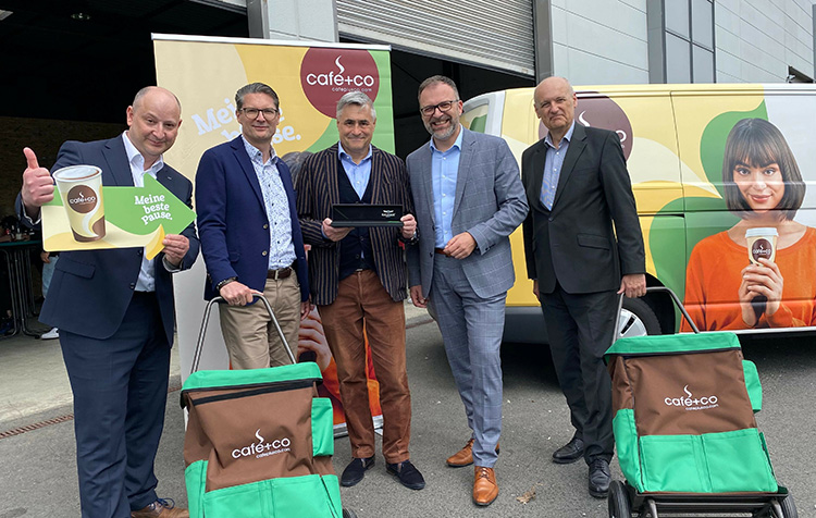 Schlossen mit der Eröffnung der neuen Niederlassung in Würzburg die Integration von Karl Automaten in das Geschäft von Café+Co Deutschland ab (v.l.): Die Café+Co Deutschland-Geschäftsführer Dietmar Slowakiewicz und Bernhard Meisl, Thomas Karl, Geschäftsführer der Firmengruppe Karl, sowie CEO Fritz Kaltenegger und Geschäftsleiter Wolfgang Wagner von Café+Co International. Foto: Café+Co